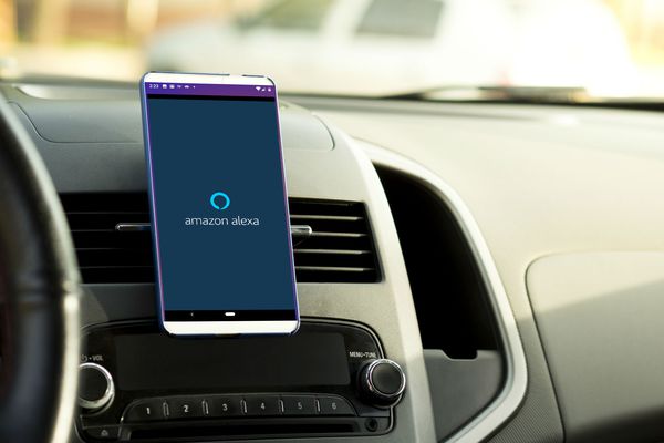 安装在汽车上的电话显示Alexa。